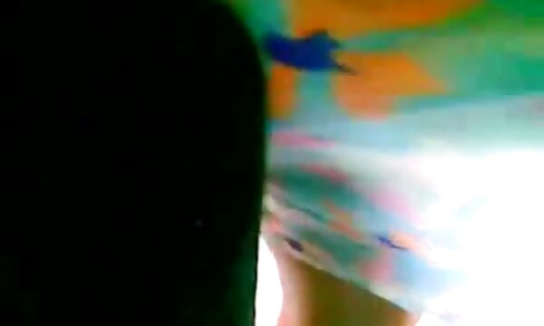 برهنه روی نیمکت عکس سکسی زنان سینه بزرگ نشسته است