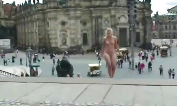 عملکرد پا و پا را عکس سکسی زنان پستان بزرگ برای قرار دادن یک خروس سفید انجام می دهد