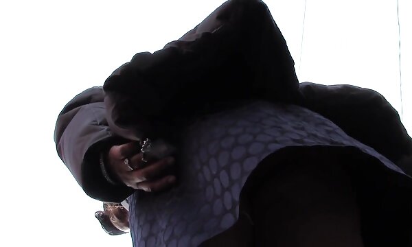 او آن را عکس سینه سکسی زن روی پله ها دارد