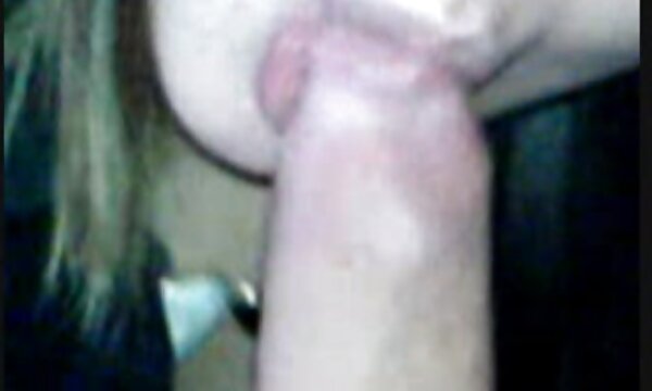 مایو بیو پای خود را در عکس سینهای سکسی یک نشستن قرار داد