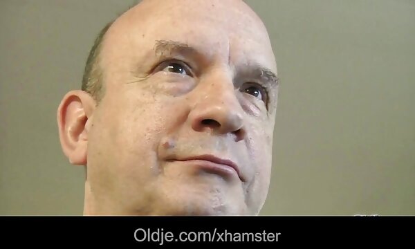 پسر ﻿عکس سکسی سینه مادرم را در صندلی دارد