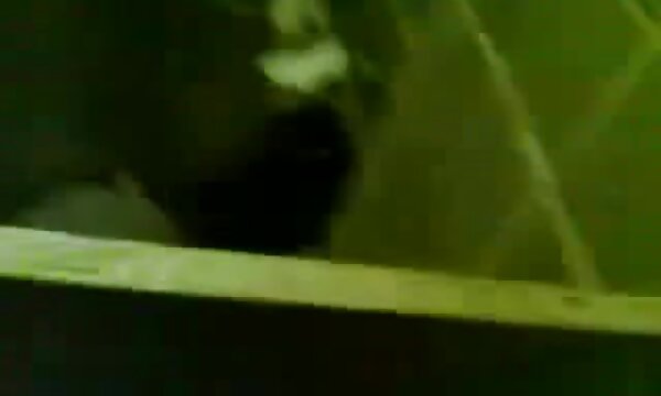 شلخته خاکستری پاها عکس سکسی پستان گنده را قبل از نخبه گسترش می دهد