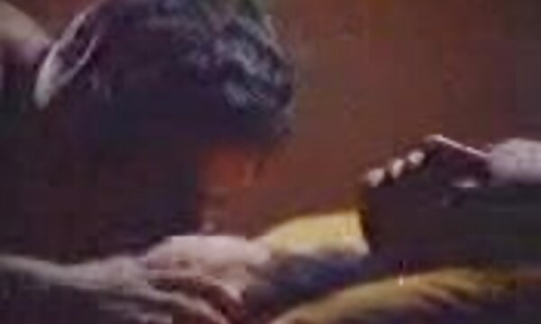 یک عکس سینه دختر سکسی مرد مشتاقانه آب قهوه ای روشن والنتینا ناپی را فریاد می زند