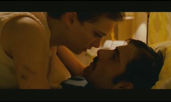 عضوی از یک عکس سکسی پستان زنان مزاحمت چشم باریک زبان خود را خرد می کند