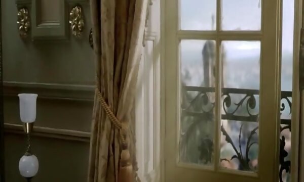 سر عكس سكسي سينه سرخ كریسیالیس وظیفه زناشویی را انجام می دهد