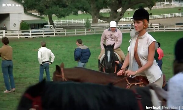 یک دختر چاق با خوشحالی جایگزین قسمت جلوی زیر عکس سکسی خوردن پستان یک دوست شد