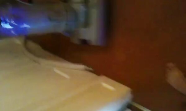 یک عکس سکسی کیر لای سینه کوکت زیبا با مردان سینه زیبا درست کنید که روی تخت خوابیده اند