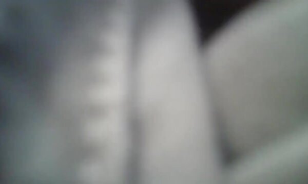 یک زن عکس سکسی خوردن سینه بالغ زبان را انجام می دهد