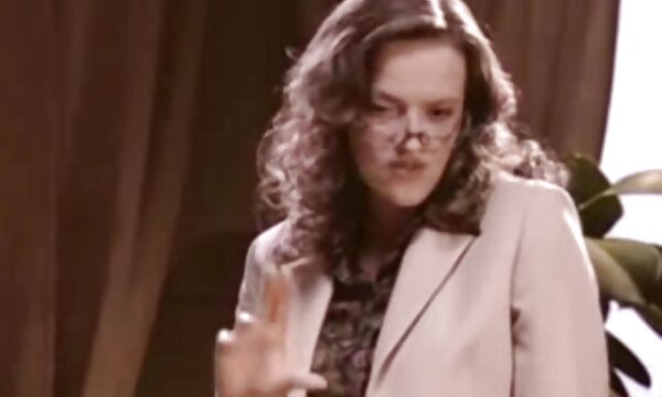 کیتی تورنتون نوک پستان خود را عکس کیر لای پستون با خامه مالش می دهد