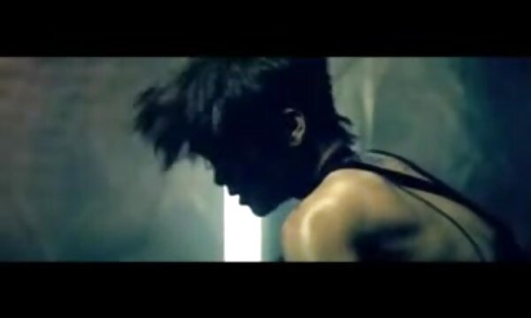 او در نگاه اول عاشق الی هیز شد و واژن را بر روی پوسته عکس کیر لای پستون سرخ کرد