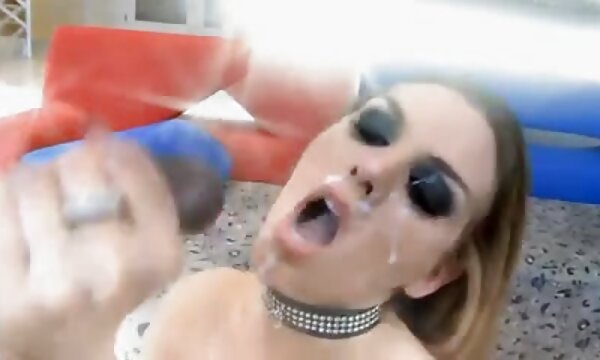 مرغ در عکس سکس لای سینه یک رستوران fucks می کند