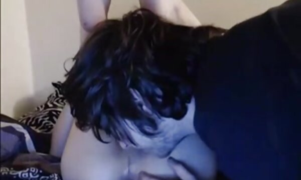 مرد جوان یک موی فرفری دختر 19 ساله را در اتاق اردوگاه خلبان بررسی می کند عکس سکسی سینه بزرگ