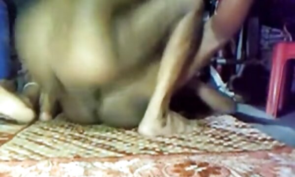 عوضی در عکس سکسی مالش سینه مقابل ستاره های جنسی شورت خود را خاموش می کند