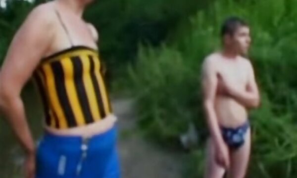 انتخاب نیمفو رایلی نزد یک مرد ریشو متوقف تصاویر سینه سکسی می شود