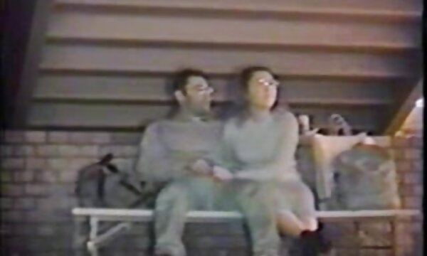 عاشق از پشت سر می عکس سینه ی سکسی کند