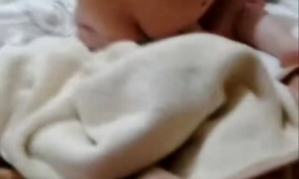 عوضی را عوض عكسهاي سكسي سينه می کند که در کنارش قرار دارد