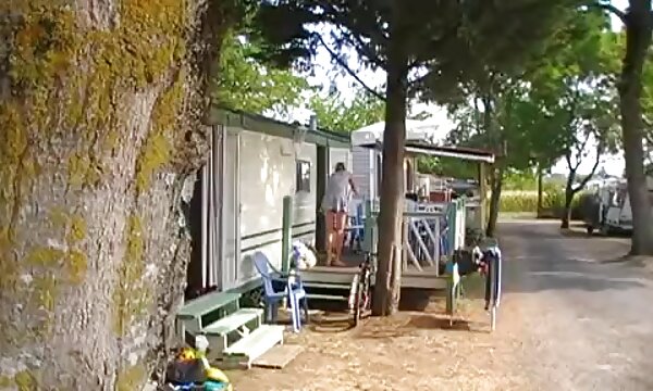 او دخترایسکس خروس خود را بیرون می آورد