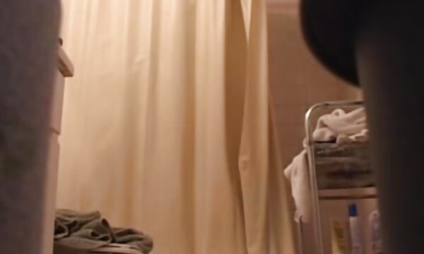 کارلا پینی در حال مطالعه چیزهای زننده لزبین است عکس های سینه های سکسی