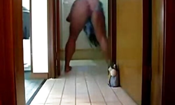 در عكس سينه سكسي پیاده روی در جنگل