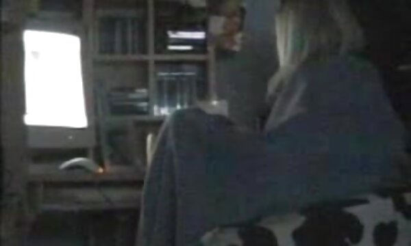 یک پسر بالغ ، مادر را عکس سکسي سينه می کشد