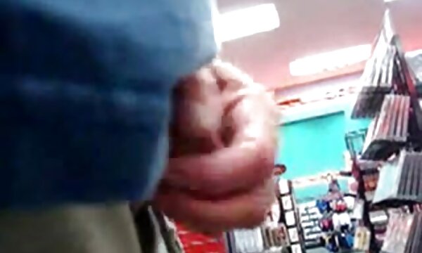 یک خانم به تصاویر سینه سکسی نام یک مرد در اتاق سکس