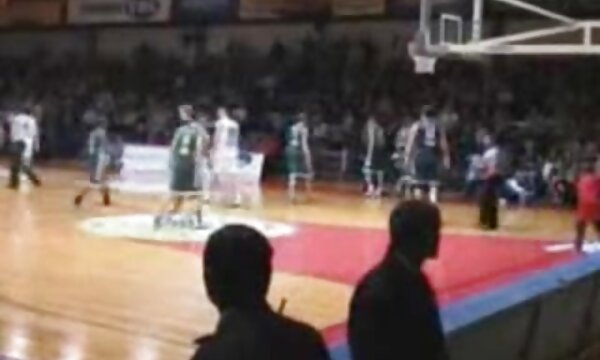 زن مو قهوه عکس سینه زن سکسی ای لاغر خروس سیاه را خرد می کند