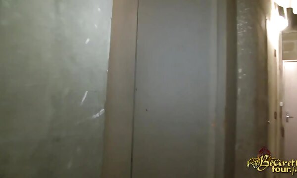 یک گدا با یک عکس سکس سینه های بزرگ عاشق سیاه می خوابد