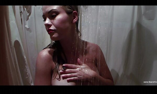 او یک دانش آموز عکس سینهای سکسی در رختخواب دارد