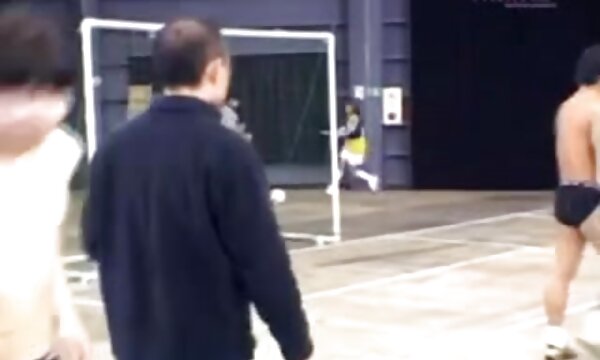 الاغ بزرگ عکس های سکسی ممه نشسته است