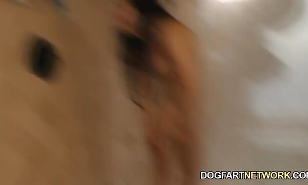 در پایان یک دوست ، کوتاهی کلو عکس سینهای سکسی به راحتی سوار می شود