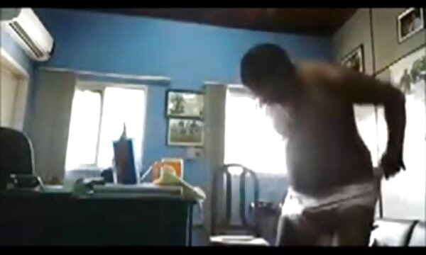 این مرد در هیاهو با عکس های سینه های سکسی یک زن سیاه پوست ، مازراتی بازی کرد